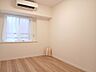 室内：白と木目を基調とした暖かみのある明るいお部屋です。どんな家具とも合わせられます。 