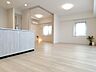 リビング/ダイニング：白と木目を基調とした暖かみのある明るいお部屋です。どんな家具とも合わせられます。 