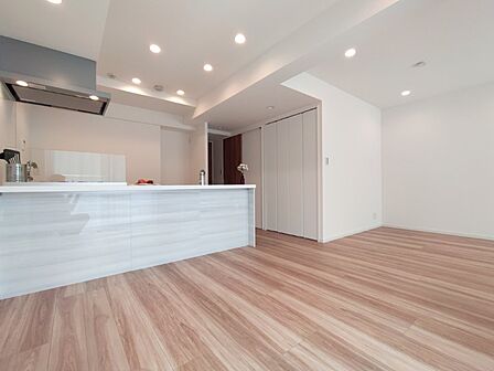白と木目を基調とした暖かみのある明るいお部屋です。どんな家具とも合わせられます。