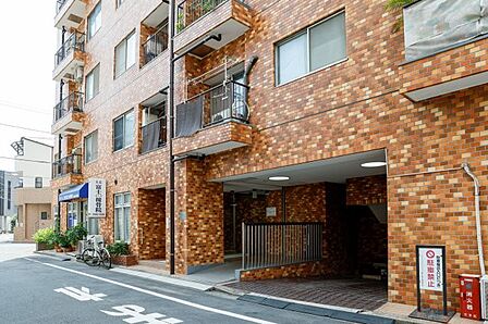 落ち着いた雰囲気のエントランスが、住まう方や訪れる方を上品に迎えます。