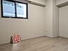 室内：白と木目を基調とした暖かみのある明るいお部屋です。どんな家具とも合わせられます。 