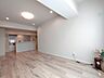 リビング/ダイニング：木目を基調とした暖かみのあるお部屋です。どんな家具とも合わせられます。 