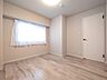 室内：白と木目を基調とした暖かみのある明るいお部屋です。どんな家具とも合わせられます。 