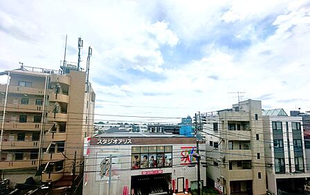 家族が集まるリビングは、開放感と居心地の良さを兼ね備えています。