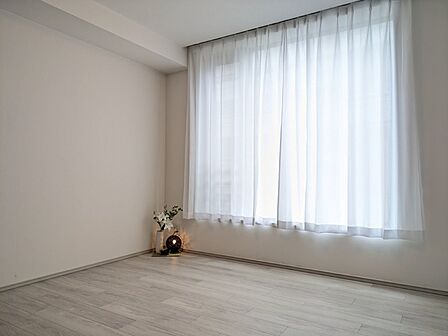 やわらかく、明るい陽の差し込む綺麗で清潔なリビングです。