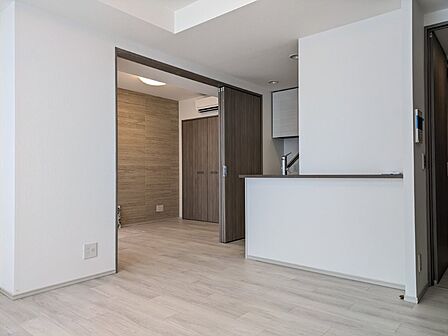 白を基調とした明るいお部屋です。どんな家具とも合わせられます。 