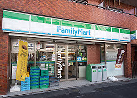 ファミリーマート 勝どき駅前店　　徒歩6分