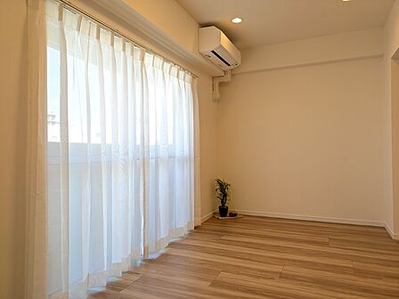 やわらかく、明るい陽の差し込む綺麗で清潔なお部屋です。