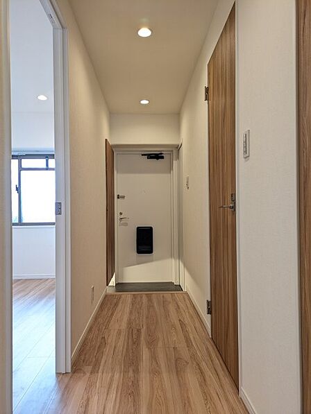 まとまりのある色彩で、落ち着いた雰囲気の玄関です。 