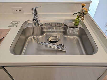 お掃除のしやすいすっきりとしたキッチンです。広めのシンクで洗い物もしやすいですね。 