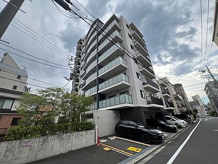 重厚感のある外観が印象的。街並みに調和する洗練されたデザインです。