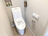 トイレ：清潔で快適な温水洗浄機能付トイレです。シンプルで使い勝手がよく、お掃除も楽チンです。 