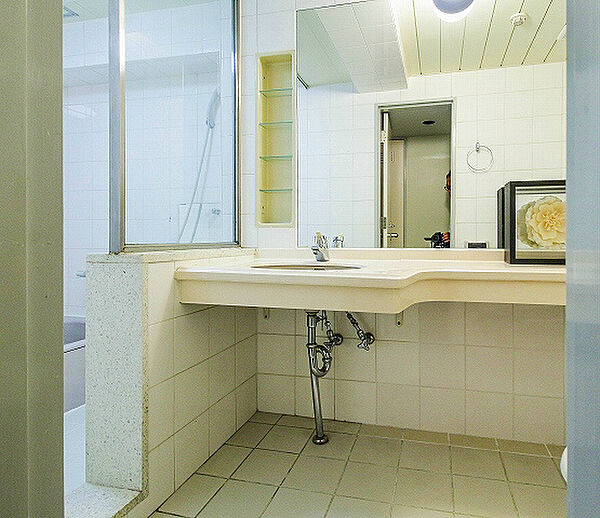 画像9:浴室とガラスで仕切られた洗面所