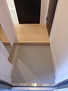 反転した間取りの室内写真です