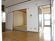 異なるフロアの室内写真です