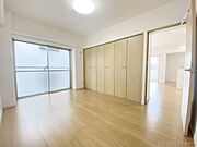 ナチュラルな色合いの洋室で家具配置もしやすそう。