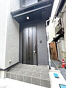 雨の日でも安心して出入りできる屋根付き玄関ポーチ