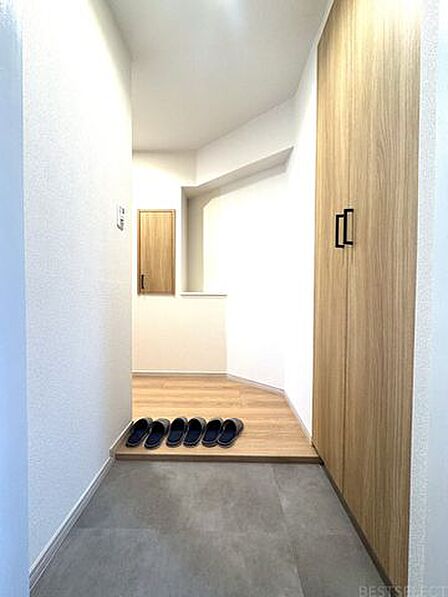 ご家族みんなのシューズを並べてもゆとりのある玄関スペース