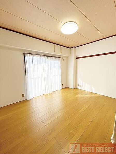 洋室約6帖はバルコニー付きで朝の日差しが心地よい、快適なお部屋です