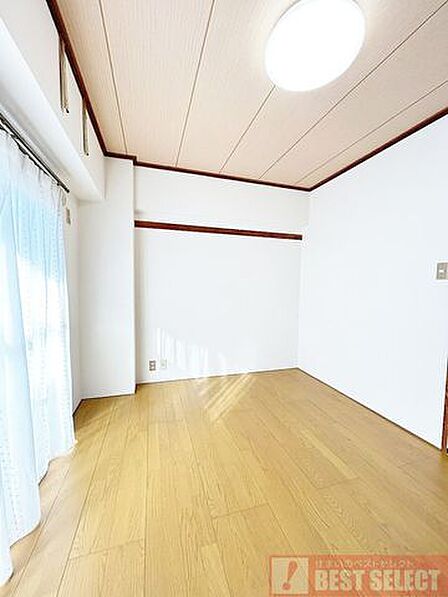 ダイニングスペースと隣接しており、いつでもご家族との繋がりを感じられそうなお部屋です