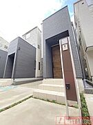 新築ならではの美しい外観。現代的でスタイリッシュなデザインが魅力です。