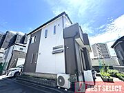買物施設が徒歩圏内に揃う、利便性の高い住まいです。