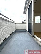 ゆとりあるバルコニー。休日はのんびりコーヒータイムにも。