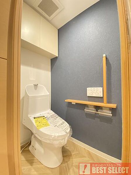 トイレにも手摺りや吊戸棚が付いていました。