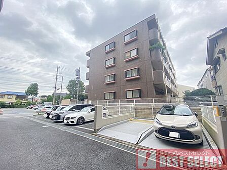 敷地内に駐車場があり、お車通勤の方にも安心です。