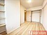 子供部屋：お洒落な棚付きのお部屋です！廊下側のお部屋ですが、先行配管工事済みでエアコン設置可能です！