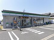 コンビニ「ファミリーマートまで330m」