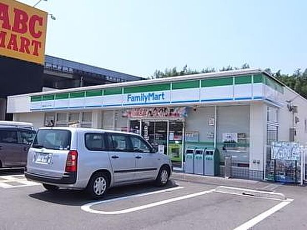 画像5:ファミリーマート 柳屋名谷インター店（556m）