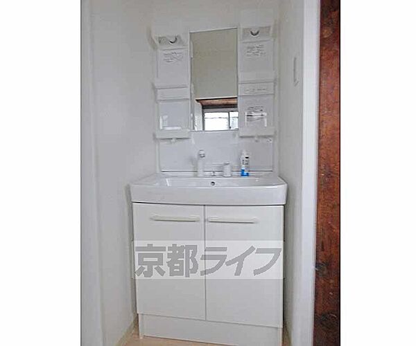 画像6:綺麗な独立洗面台が設置されています。