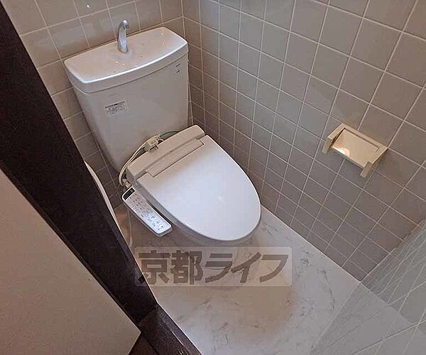 ウォシュレット機能付きのトイレです。