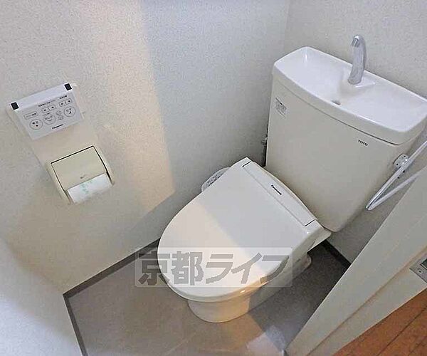 画像8:洗浄機能付きトイレです。