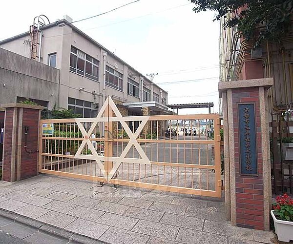 画像17:朱雀第七小学校まで395m 西大路四条の南東にあります。大通りを1本入ったところにあり。