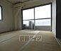 リビング/ダイニング：大きな窓のついたお部屋です。
