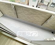南向きのバルコニーです。前面道路で日当たり良いです。