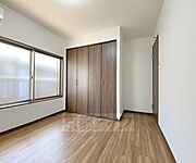 バルコニーに面した南向きの明るい4．5帖洋室です。
