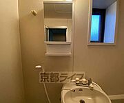 鏡の下に棚あり