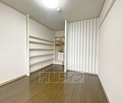 白を基調とした綺麗なお部屋です