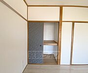 2階6帖洋室の押入れ収納です。