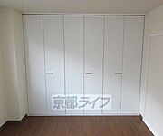 白を基調としたクローゼットです