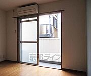 窓から明かりが差し込みます