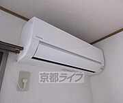 夏でも快適に過ごせるエアコン付いてます