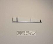 玄関にかばんなど掛けられます・