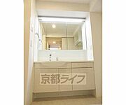 広々とした独立洗面台。