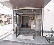 建物の玄関部分です。