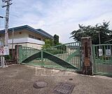常磐野小学校まで374m 京福北野線常盤駅の北西にあり、丸太町通り沿いにあるマクドナルドの北側にあります