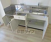 キッチン下も収納いっぱいですよ～